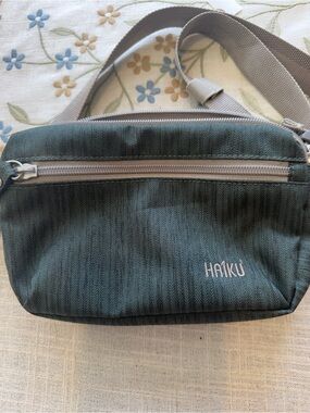 Haiku Crossbody Bag in Dark Green